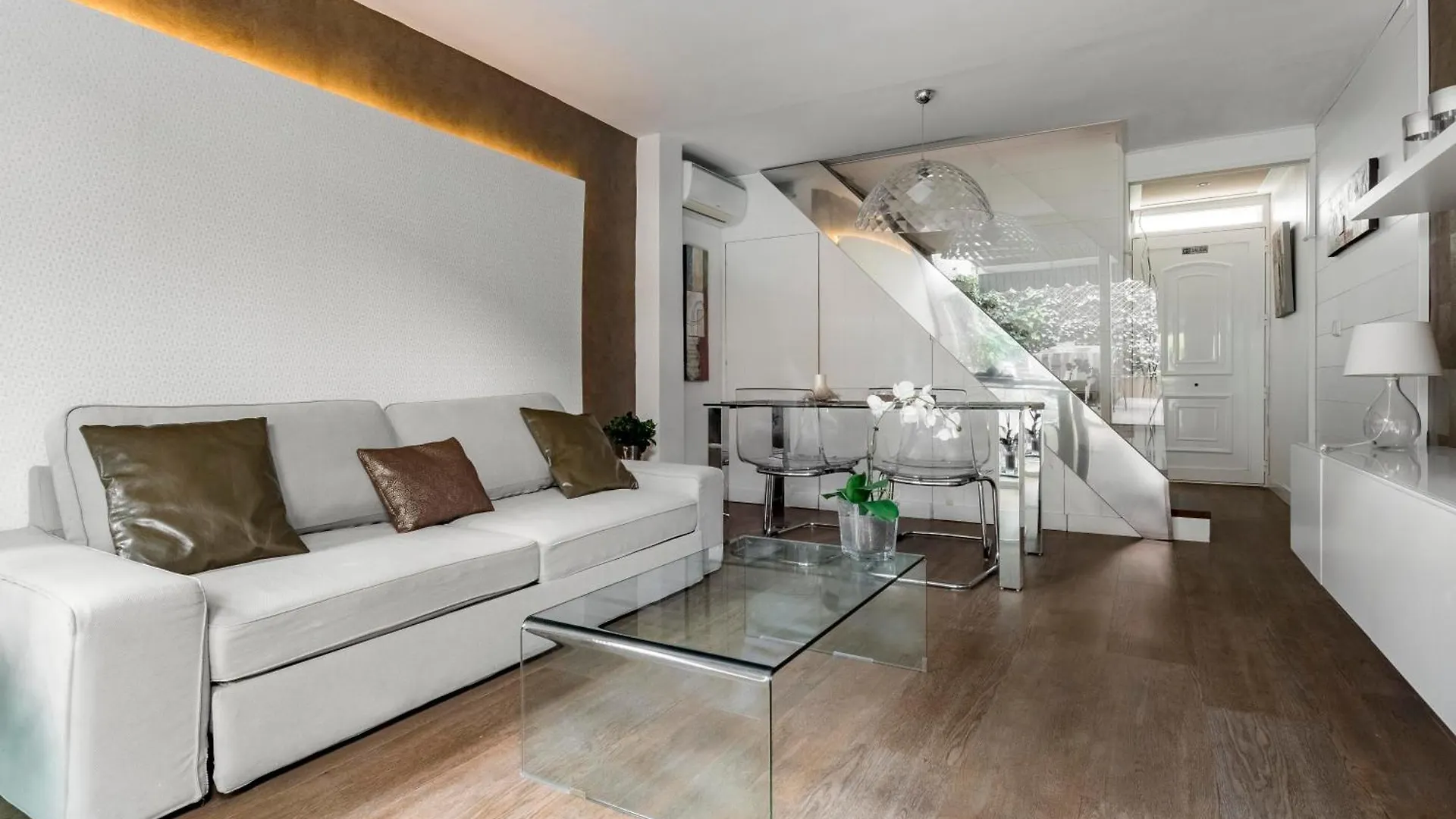Chalet Independiente De Diseno Con Patio Privado Madrid