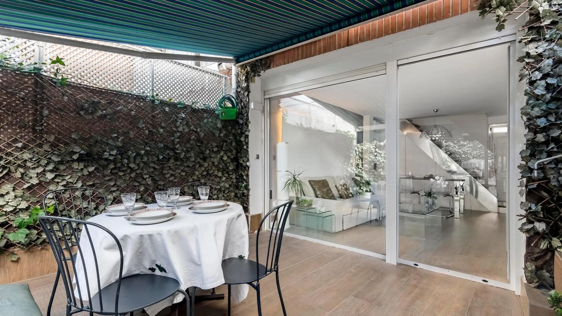 Chalet Independiente De Diseno Con Patio Privado Madrid